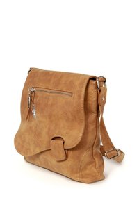 Sac bandoulière en simili cuir marron avec rabat, poche zippée sur le devant, quincaillerie argentée et un charme décoratif. Texture douce avec des coutures visibles.