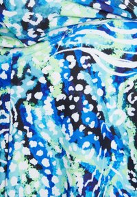 Tissu imprimé abstrait présentant des nuances de bleu, de vert et de blanc avec une texture lisse, créant un motif dynamique et fluide.