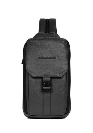 Zaino a tracolla in pelle nera con tasca frontale a patta assicurata da una fibbia metallica e tracolla imbottita.