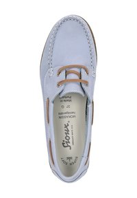Hellblaue Mokassin-Schuhe aus weichem Wildleder, mit braunen Lederakzenten und -nähten, runder Zehenform und einem bequemen Fußbett.