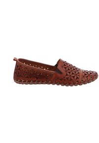 Tansfarbene Leder-Schlupfschuhe mit durchbrochenem Blumenmuster, runder Zehenbox, flexibler Sohle und gestickten Akzenten entlang des Schuhoberteils.
