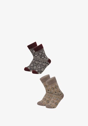 Gestrickte Socken in zwei Designs: ein graues Paar mit dunkelroten Akzenten und Rautenmuster, das andere beige mit gelben und blauen Mustern.
