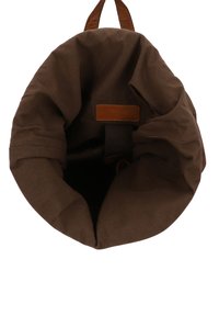 Borsa in tela marrone con un design morbido e sformato. Presenta un accento in pelle all'interno e una chiusura superiore strutturata.