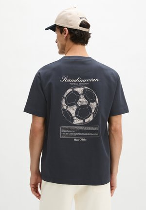 Marc O'Polo MOP CLUB '67 FOOTBALL T-SHIRT, HEAVY JERSEY, OVERSIZE - T-shirt imprimé - dark navy
