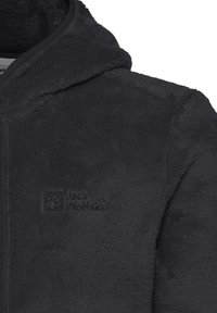 Schwarze Fleecejacke mit weicher Textur, mit Kapuze und geprägtem Logo auf der linken Seite. Das Design des Verschlusses ist nicht sichtbar.