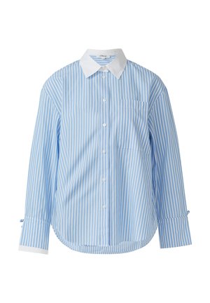 Chemise à rayures bleu clair à manches longues avec col et poignets blancs. Comprend une poche poitrine et des boutons sur le devant. Texture douce.