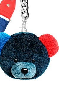 Bolsa redonda diseñada como un oso, con una suave textura de felpa azul y azul oscuro, ojos negros, orejas rojas y una correa roja y azul con herrajes metálicos.