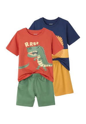 Zwei Sätze Kinderpyjamas: ein rotes T-Shirt mit Dinosauriergrafik, grüne Shorts; ein marineblaues T-Shirt mit Sonnengrafik, gelbe Shorts.