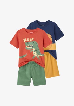Zwei Sätze Kinderpyjamas: ein rotes T-Shirt mit Dinosauriergrafik, grüne Shorts; ein marineblaues T-Shirt mit Sonnengrafik, gelbe Shorts.