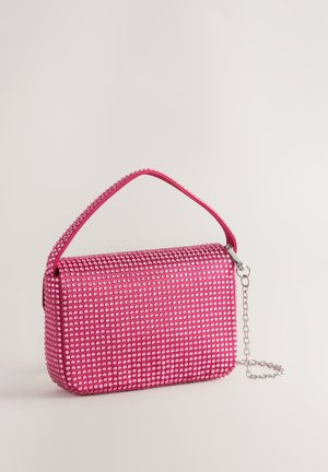 Rózsaszín kézitáska kicsi, csillogó strasszokkal borítva. Felül fogantyúval és levehető ezüst láncpánttal rendelkezik. Simító tapintású. Téglalap alakú.