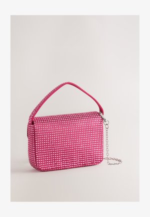 Ružová kabelka pokrytá malými, lesklými kamienkami. Má horné držadlo a odnímateľný strieborný reťazový popruh. Jemná textúra. Obdĺžnikový tvar.