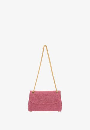Sac à main en tissu rose avec une surface texturée, doté d'une fermeture à rabat, de quincaillerie dorée et d'une bandoulière en chaîne tressée dorée.