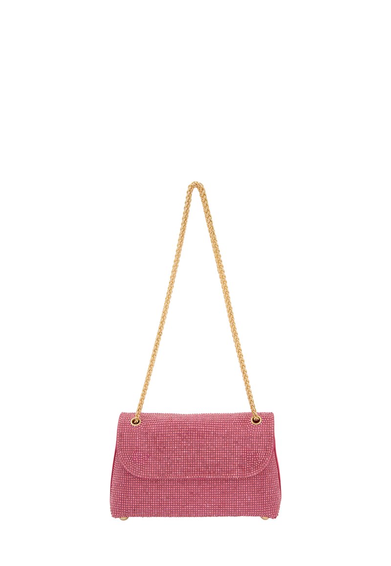 Pink stofhandtas med en tekstureret overflade, der har en klaplukning, guldhardware og en flet-guld kæde strop.