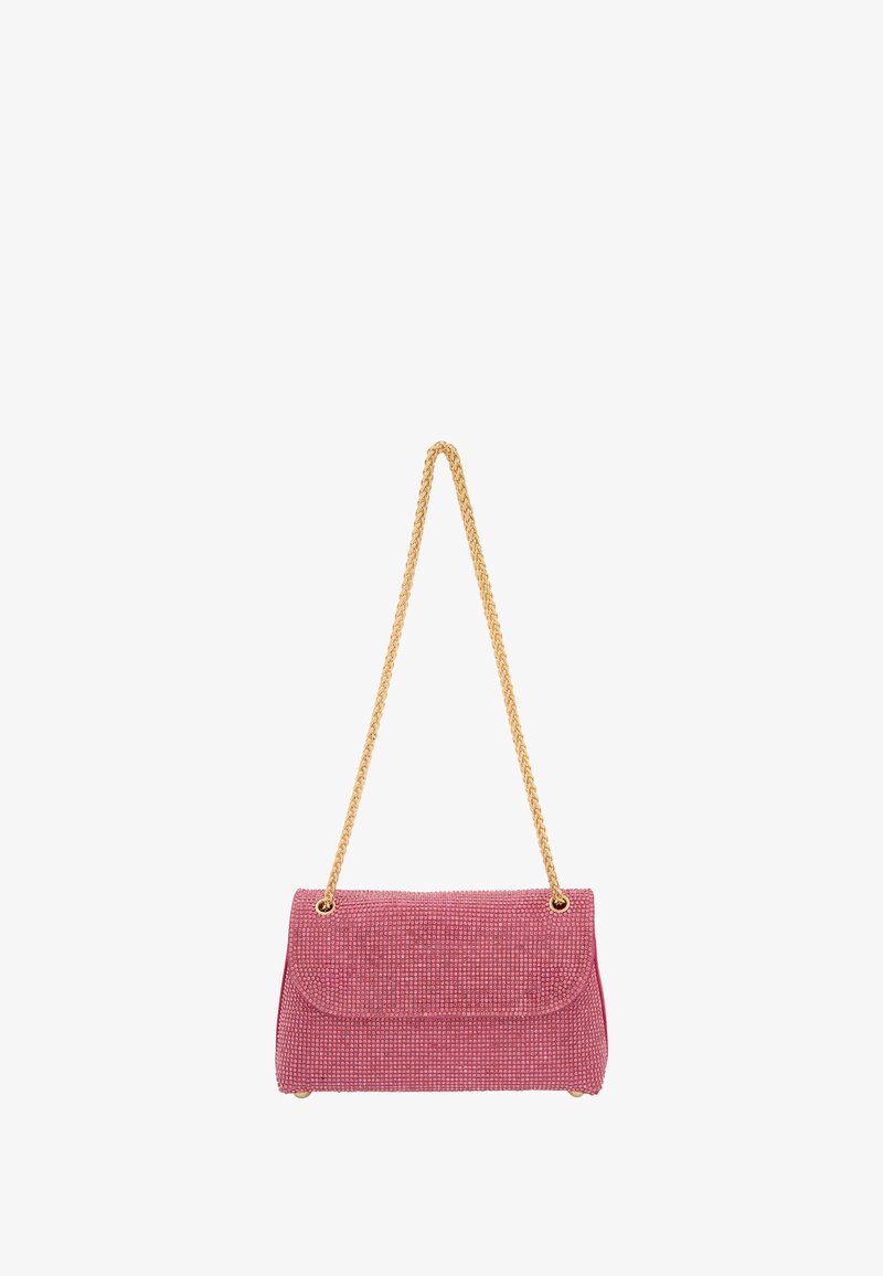 Růžová textilní kabelka s texturovaným povrchem, s klopovým uzávěrem, zlatými kovovými prvky a pleteným zlatým řetízkem.