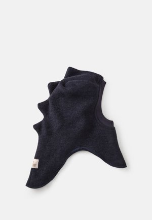 Námořnická fleecová balaclava s texturovaným povrchem. Disponuje jedinečným zubatým designem na vrchu a žebrovanými otvory pro těsné přilnutí.