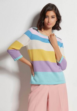 Pull rayé dans des teintes pastel de jaune, lavande, bleu et crème, avec des manches trois-quarts et un col rond.