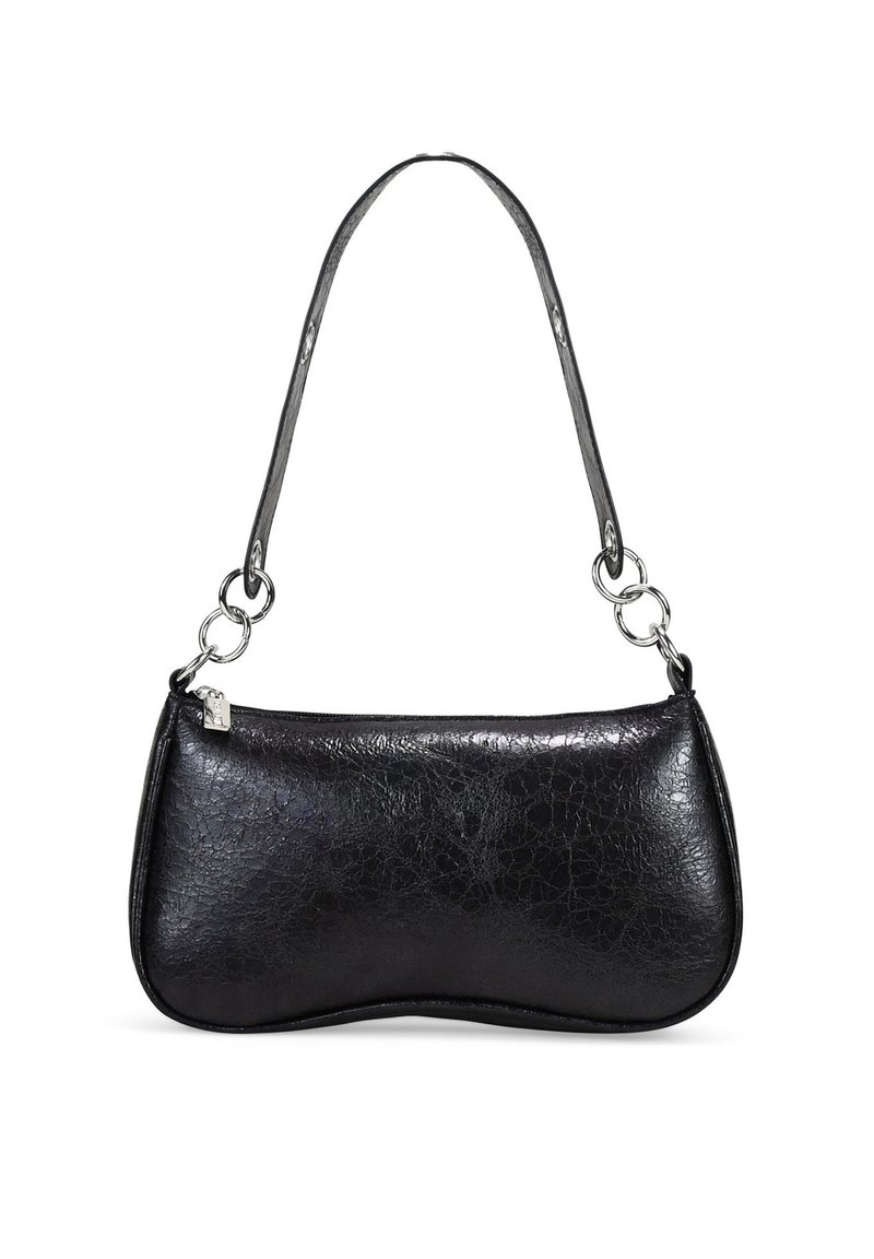 Bolso de cuero negro con un acabado texturizado y agrietado. Presenta una forma curva, un mango delgado y acentos de hardware en tono plateado.