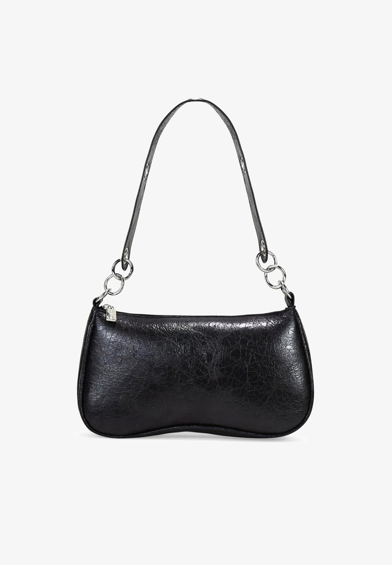 Bolso de cuero negro con un acabado texturizado y agrietado. Presenta una forma curva, un mango delgado y acentos de hardware en tono plateado.