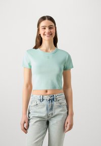 HUGO DELANOR - Základné tričko - light pastel green