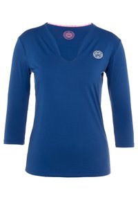 Tmavě modré tričko s dlouhým rukávem a výstřihem do V. Má malou logo na hrudi a kontrastní vnitřní detail výstřihu. Hladká textura.