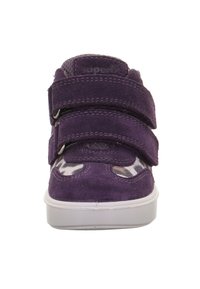 Lila Wildlederschuh mit zwei Klettverschlüssen. Weiße Gummisohle. Auffälliges Tiermuster-Design an den Seiten. Abgerundete Zehenform.
