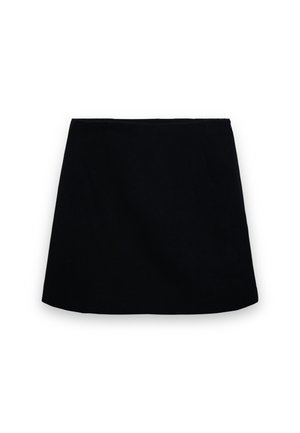 Mini-jupe en daim noir avec une coupe droite et des détails de coutures subtiles sur fond blanc.