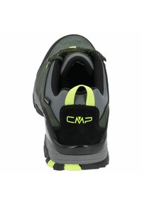 Scarpa da trekking verde e nera con tomaia in suede, rete testurizzata e un accento giallo brillante. Presenta un interno imbottito e un tassello sul tallone.