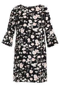 Černé květinové šaty s tříčtvrtečními rukávy, zdobené růžovými a bílými květinovými vzory, s rovně střiženou siluetou.
