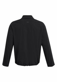 Chaqueta negra de manga larga con cuello de solapa, dobladillo elástico y botones en los puños. Hecha de una tela ligera, presenta un logo tonal en la parte posterior.