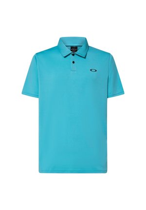 Polo turquoise en tissu lisse, doté d'un col classique, de trois boutons et d'un petit logo noir sur le côté gauche de la poitrine.