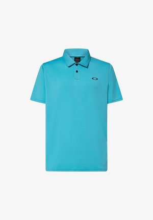 Polo turquoise en tissu lisse, doté d'un col classique, de trois boutons et d'un petit logo noir sur le côté gauche de la poitrine.