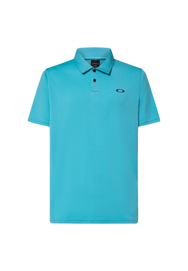 Polo turquoise en tissu lisse, doté d'un col classique, de trois boutons et d'un petit logo noir sur le côté gauche de la poitrine.