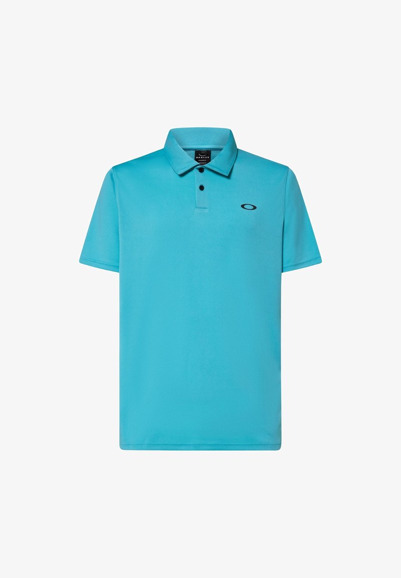 Polo turquoise en tissu lisse, doté d'un col classique, de trois boutons et d'un petit logo noir sur le côté gauche de la poitrine.