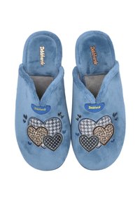 Zapatillas de casa de felpa azul con diseños de corazones bordados en varios patrones, incluyendo espiga, lunares y estampado de animales. Textura suave.