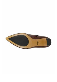 Scarpa di pelle marrone con punta affusolata, texture liscia e suola in gomma nera. Presenta un piccolo tacco e un logo del marchio inciso. Numero 38.