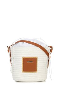 Borsa a secchiello bianca intrecciata con dettagli in pelle marrone, chiusura a cordoncino e un'etichetta loggata rettangolare. Inclusa tracolla regolabile.