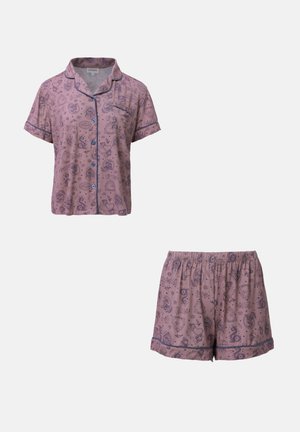 Set de pijama cu mâneci scurte în violet deschis, cu model paisley. Topul are nasturi și un buzunar; pantalonii scurți au talie elastică și margini rulate.