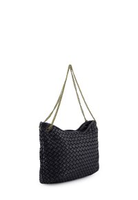Sort vævet læder håndtaske med gyldne kædetræk, som har en åben top og glat tekstur. Den buede silhuet fremhæver designet.