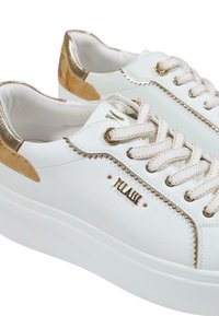 Sneakers bianchi con accenti dorati, caratterizzati da una parte superiore in pelle liscia, hardware testurizzato, suola piatta bianca e cuciture decorative lungo i lati.