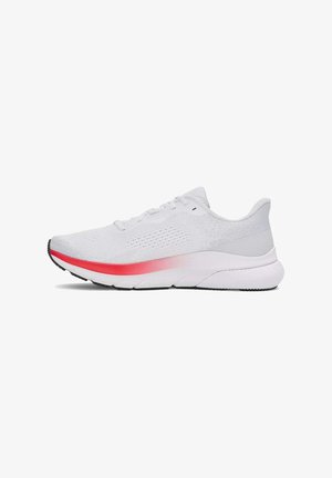 Chaussure de sport blanche avec une tige en maille texturée, une bande dégradée rose, une semelle légère et une semelle extérieure en caoutchouc noir.