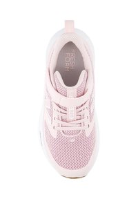 Baskets de sport rose clair avec une tige en mesh, bout arrondi, lacets texturés et semelle intermédiaire blanche ; arbore un logo "Fresh Foam" sur la languette.