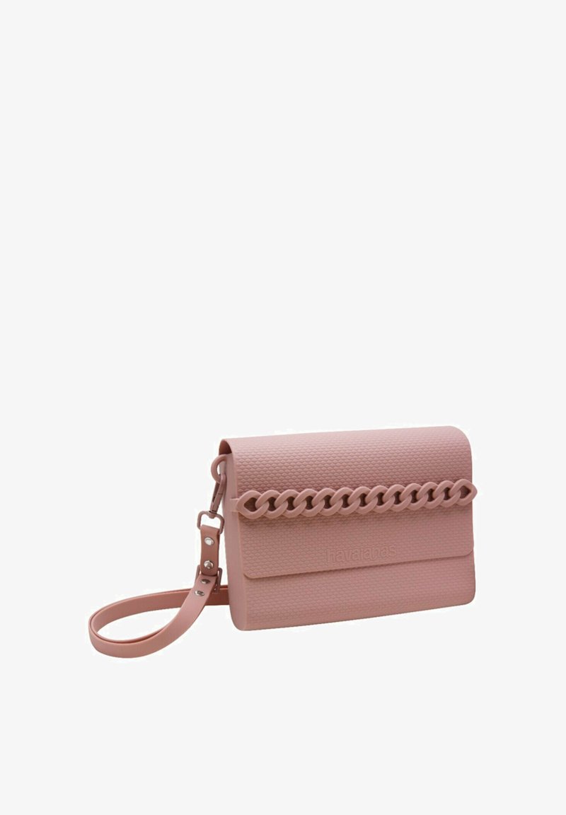 Bolso cruzado rosa con superficie texturizada, solapa plegable y un acento de cadena. Presenta correa ajustable y detalle de logo en relieve.