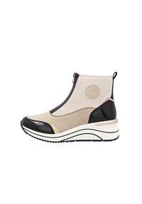 Bottines style sneakers avec une tige en textile beige, des accents en vernis noir, une fermeture éclair sur le côté et une semelle blanche épaisse avec une texture antidérapante.