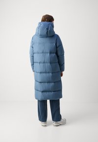 Marc O'Polo PUFFER COAT WITH HOOD SIDE SLITS WITH ZIPPER WELT POCKETS BACKPACK BELTS - Dūnu mētelis - hazy blue