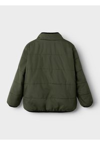 Õliva roheline tikitud talvejakk pikkade varrukate, kõrge krae ja elastse äärega, tagantvaates valgel taustal.