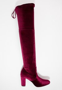 Burgundské sametové kozačky nad kolena s masivním podpatkem; hladký povrch, úzký střih s volnějším vrškem a jemným švem.