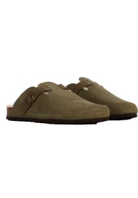 Olivengrøn nubuck slip-ons med brune gummisåler, justerbar rem og sideudskæringer for åndbarhed. Enkel design.
