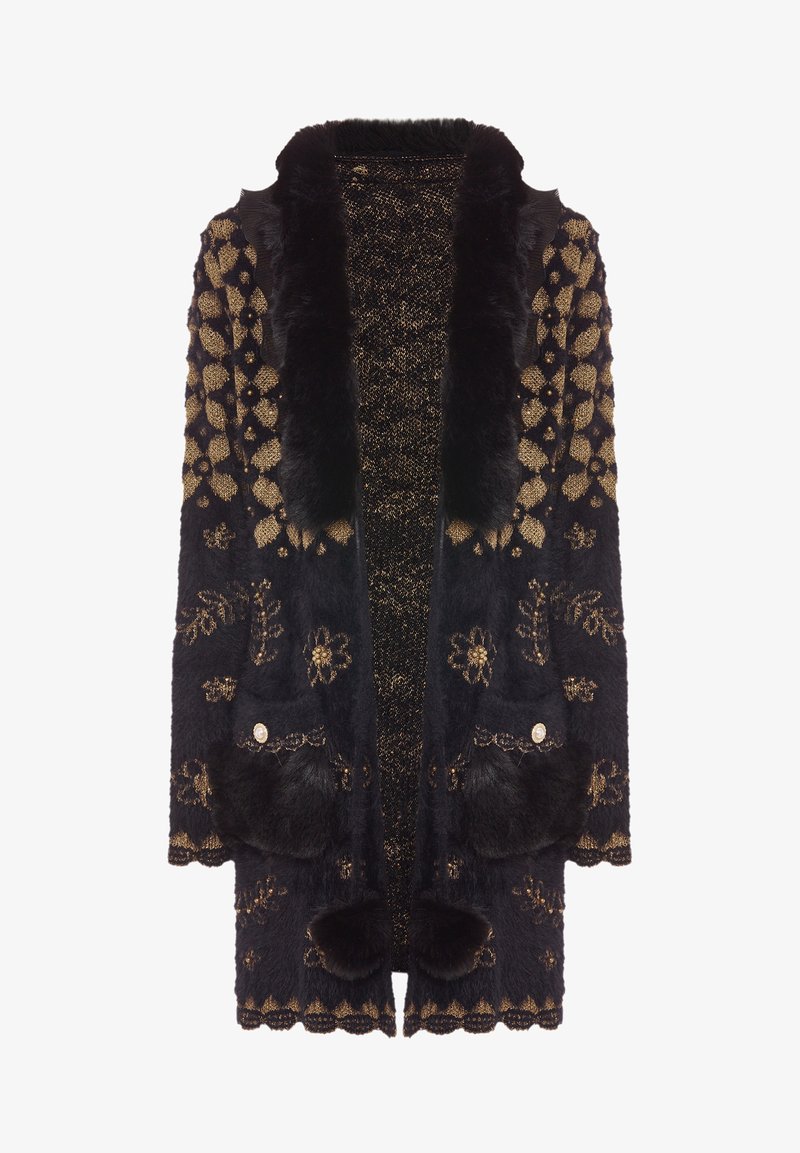 Melnas džemperis ar zelta ziedu izšuvumiem, mākslīgas kažokādas apkakle un kabatas. Mīksta tekstūra, atvērts priekšpuse, viļņota apakšmala un dekoratīvas pogas.