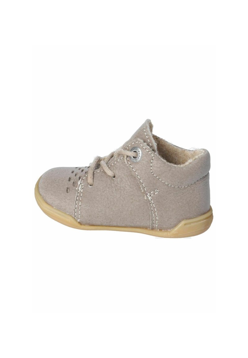 Zapato de tela beige con punta redonda, forro suave y detalles cosidos. Presenta una suela de goma de color claro y un diseño de cordones en la parte delantera.