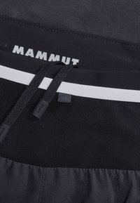 Svarta atletiska shorts med en texturerad midja, med ett vitt rand och snören. Logotypen "MAMMUT" är tryckt i vitt.